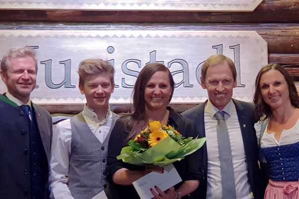 Claudia Riegler und Philipp Lackner werden beim Saisonabschlussball 2018 geehrt